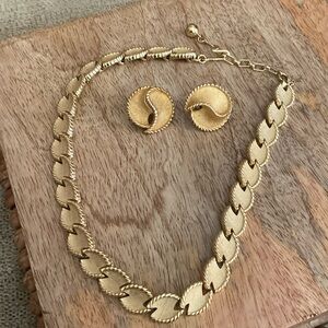 Vintage Trifari Leaf Pattern Gold Tone Choker w Key and earrings, adjustable